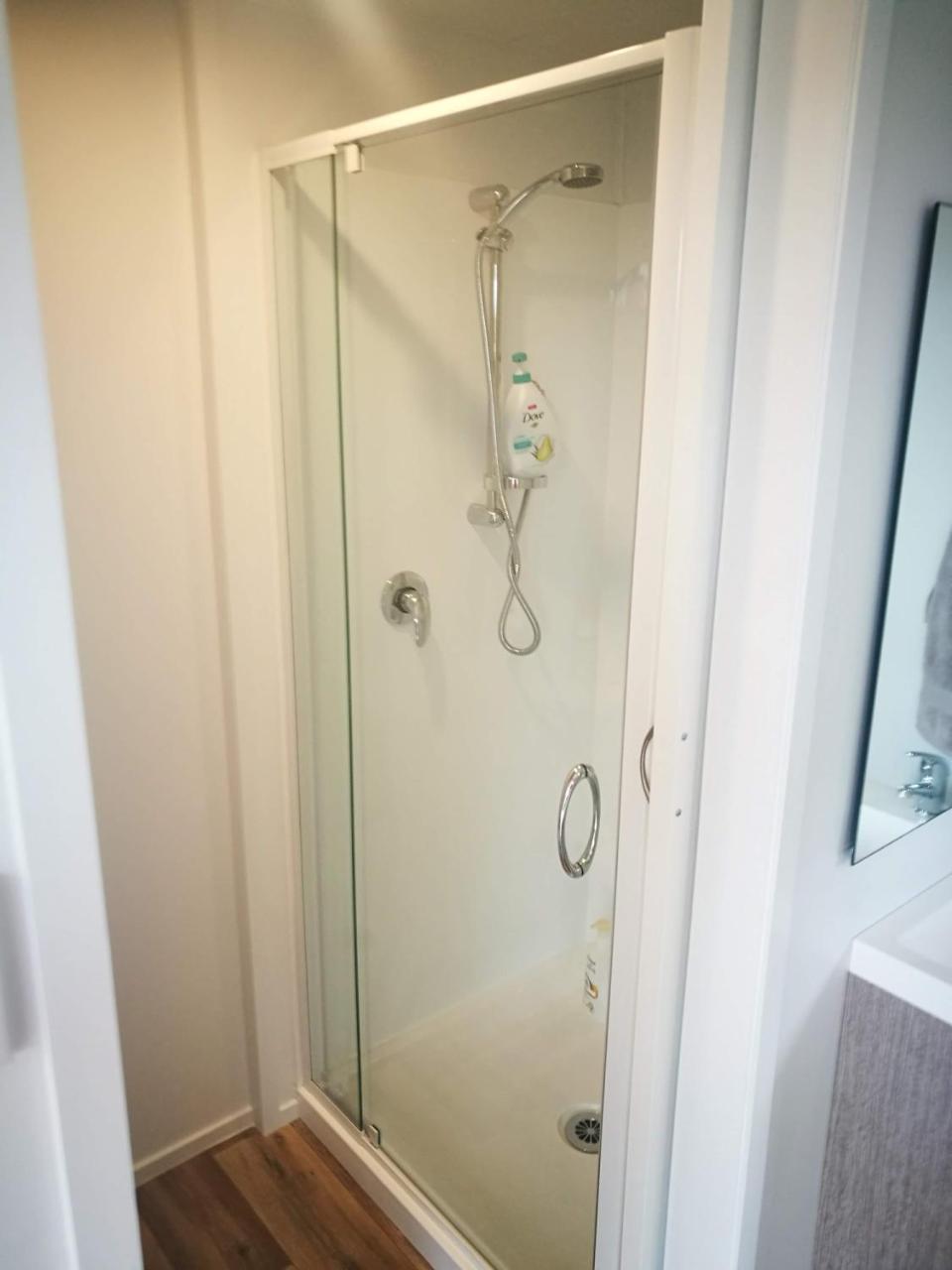 Budget Cabin Accommodation - Bed Shower Toilet ワイヒ エクステリア 写真
