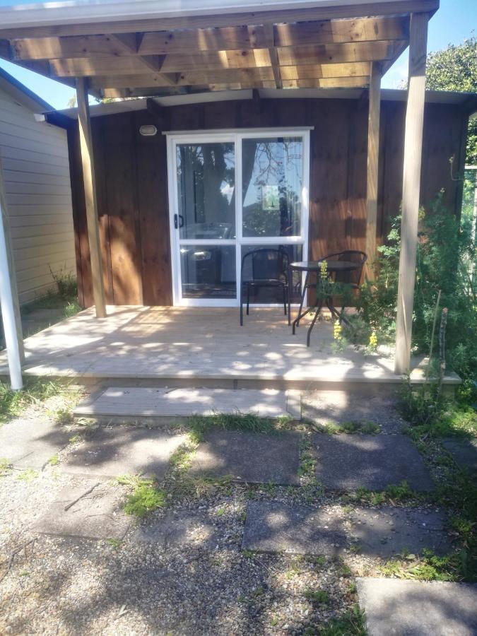 Budget Cabin Accommodation - Bed Shower Toilet ワイヒ エクステリア 写真